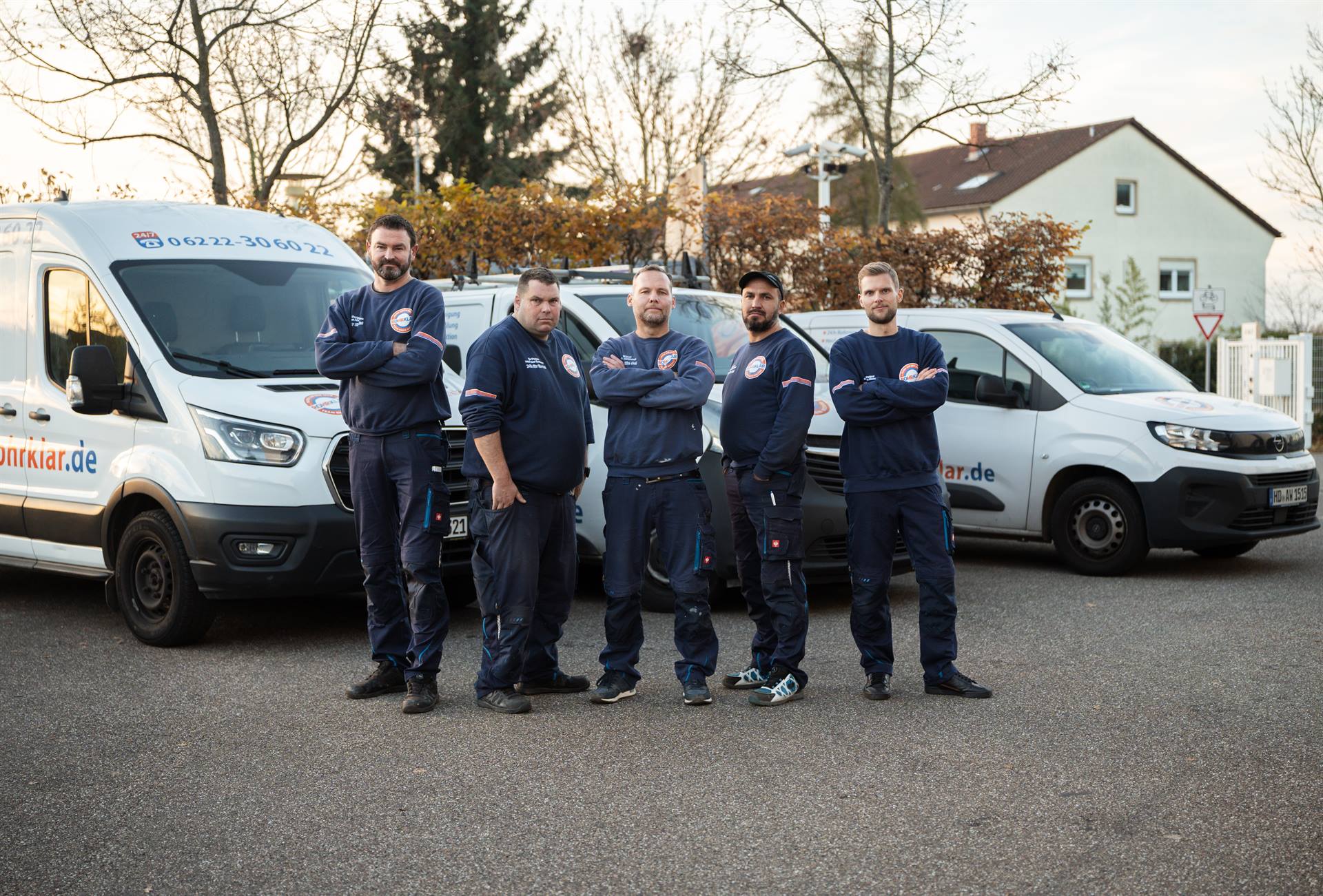 Das Rohrklar-Team vor den Einsatzfahrzeugen
